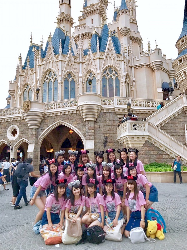 シンデレラ城前にお揃いTシャツで集合写真